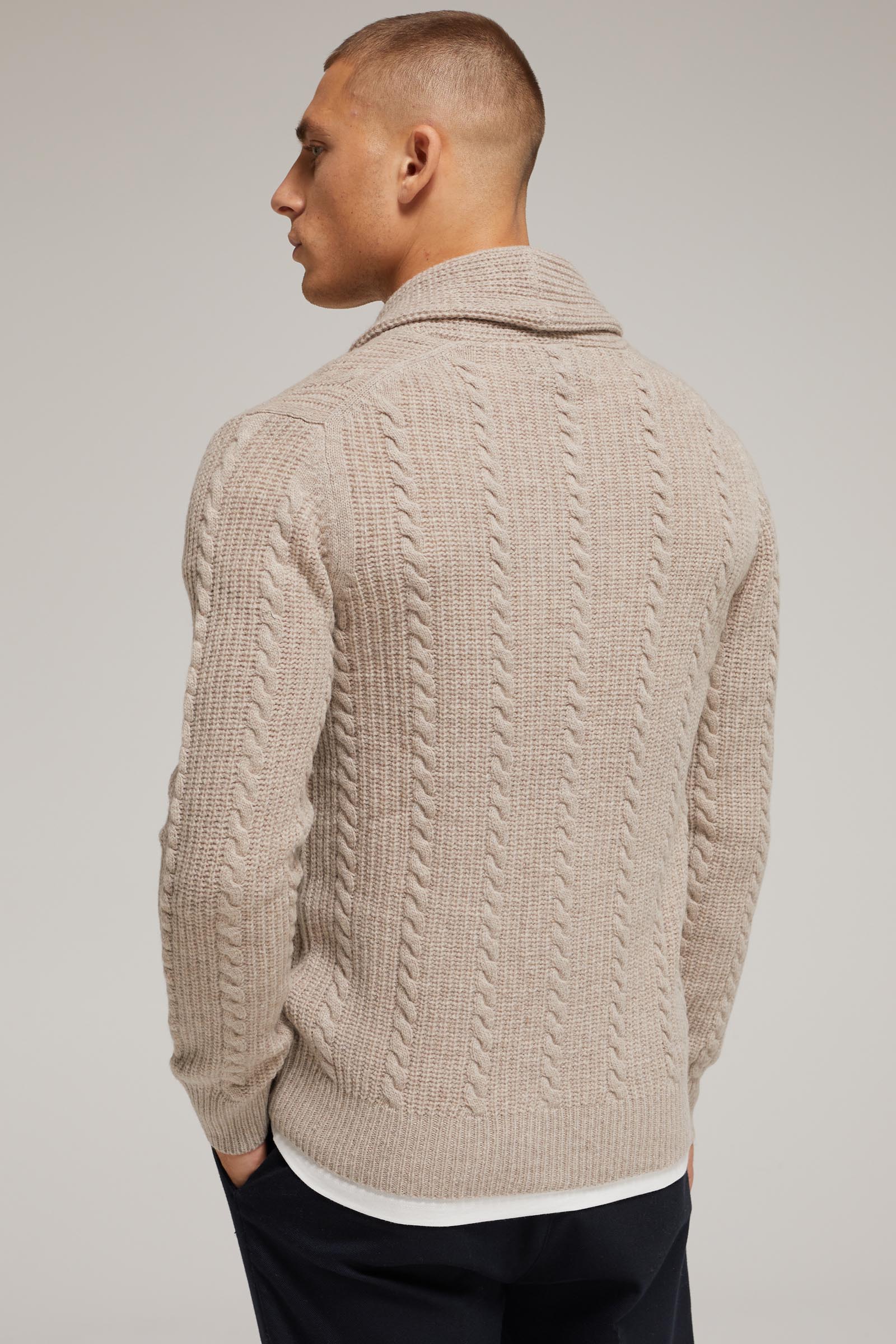 Comfortabel gebreid vest met een mooi vlechtpatroon - soft bessen