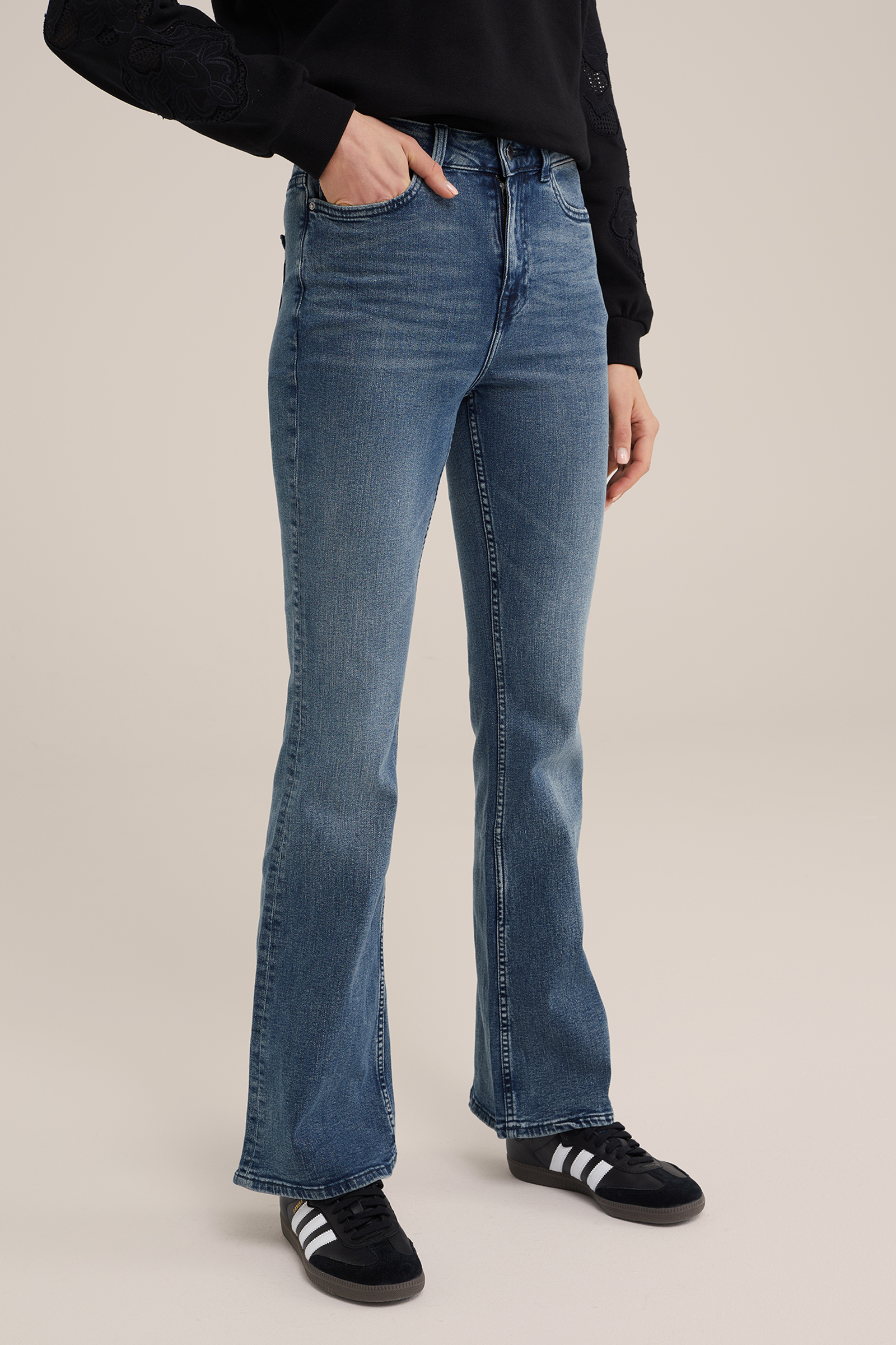 Flared Ridge Dames high-rise flared jeans met stretch | wefashion.com