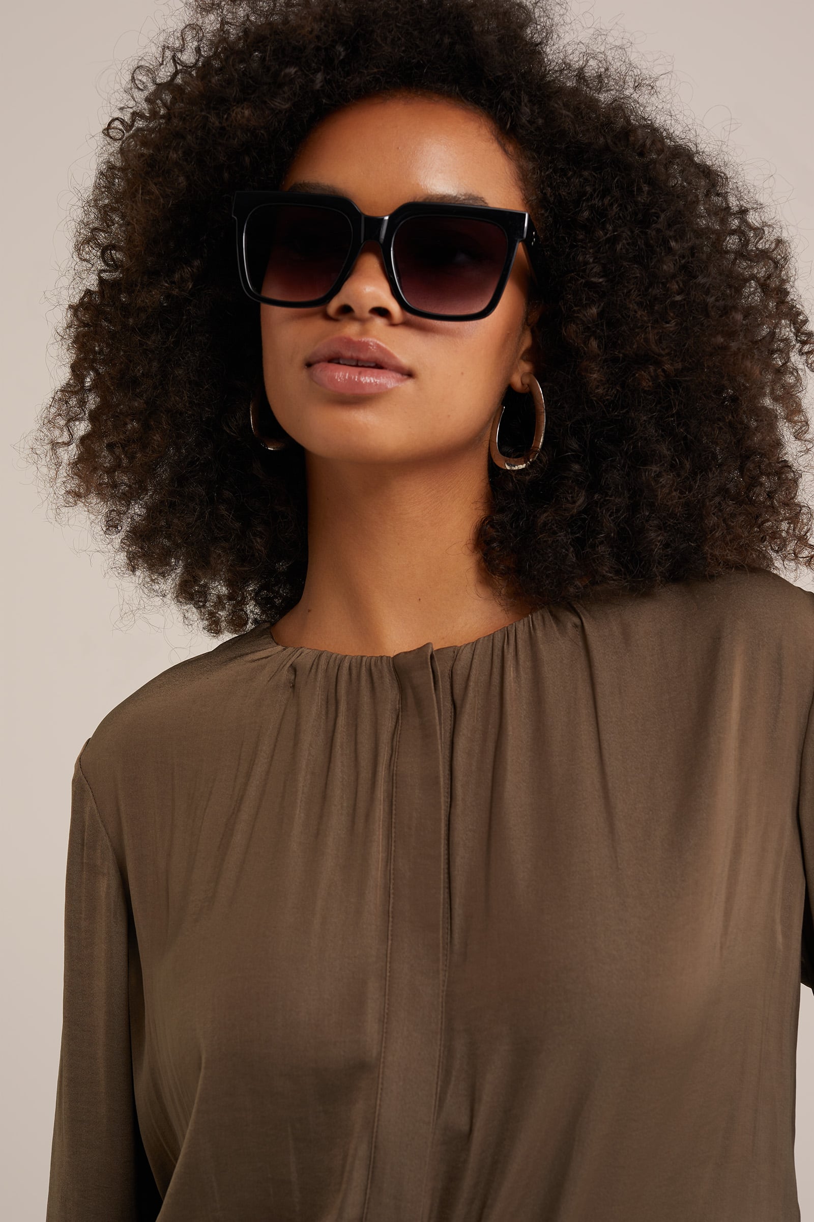Satijnen Blouse met Kraag – Luxe, Comfortabel en Tijdloos voor Werk of Avond
