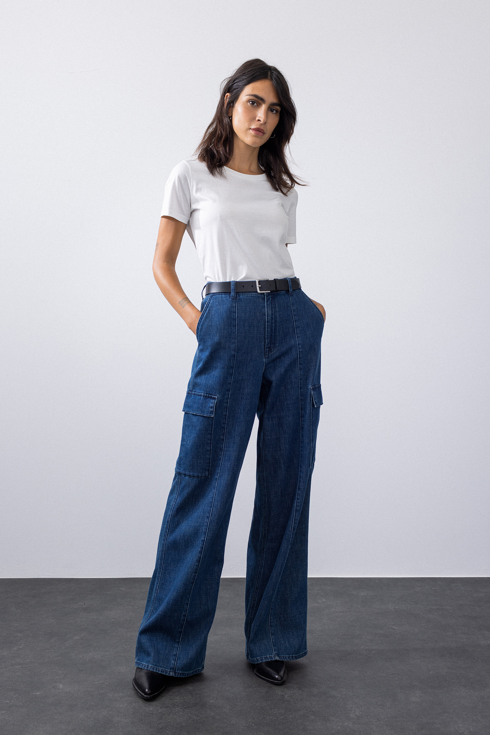 Dames high rise wide leg jeans met cargozakken | wefashion.com